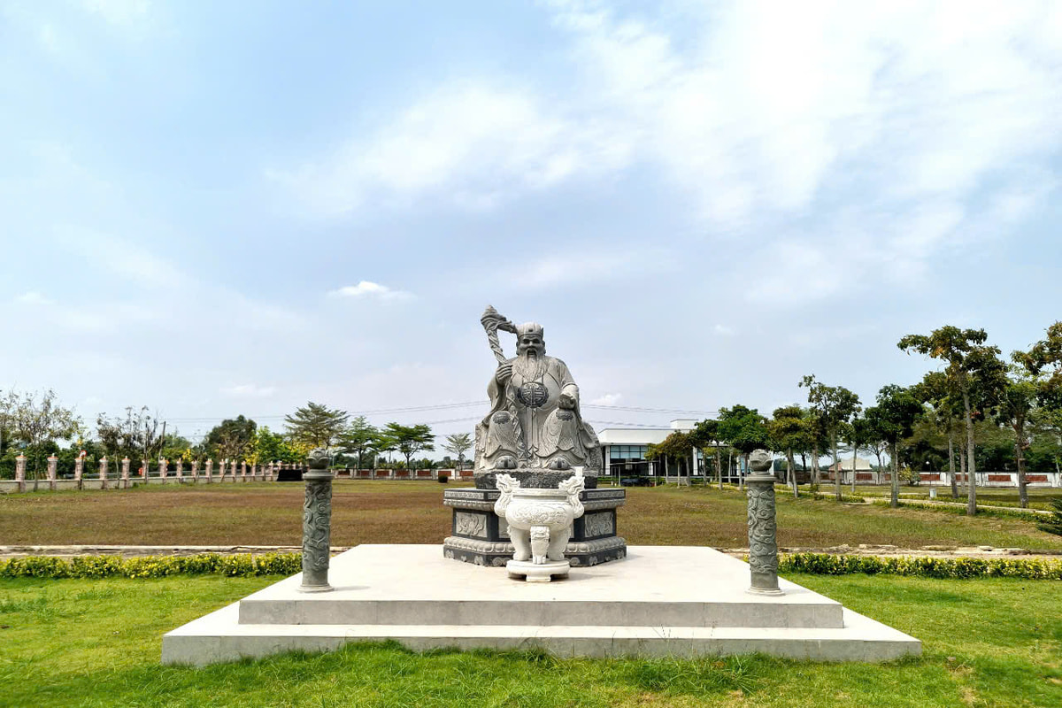 canh-quan-nghia-trang-bong-lai-vien