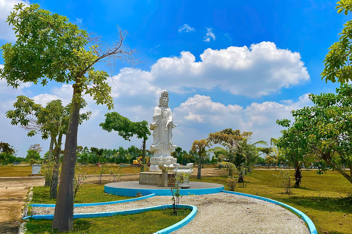 Tượng Quan Âm Bồ Tát trong Tây Phương Tam Thánh tại Bồng Lai Viên