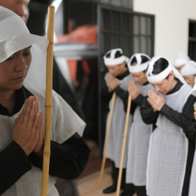 Con gái có được chống gậy không? Quan niệm và sự thay đổi trong tang lễ Việt